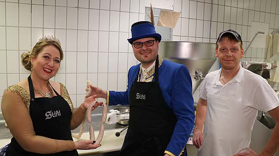 Narrhalla Prinzenpaar 2018 Prinzessin Janina I. (Homann) und Prinz Sebastian I. (Kriesel) :  mit den selbst gefertigten Weißwürsten im Zum Spöckmeier" (©Foto.Martin Schmitz)